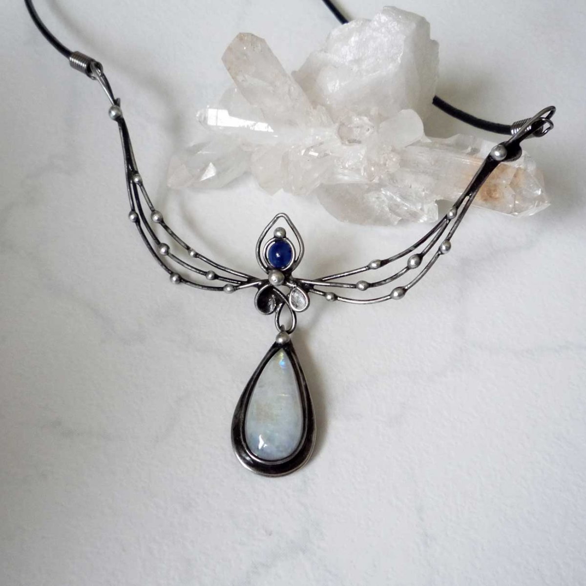 Měsíčník - náhrdelník s kyanitem