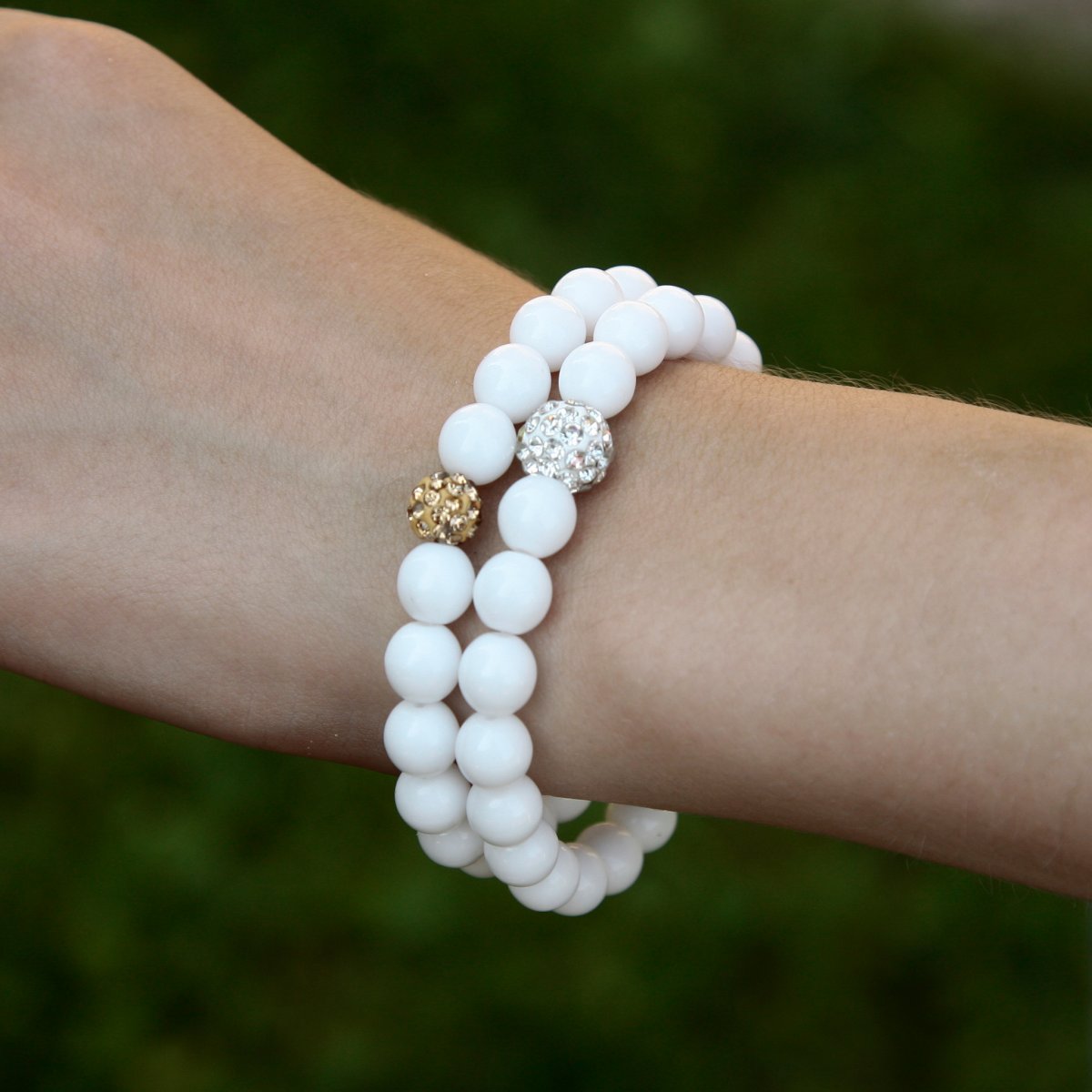 Skleněný náramek s shamballa kuličkou (Bílo - stříbrný)