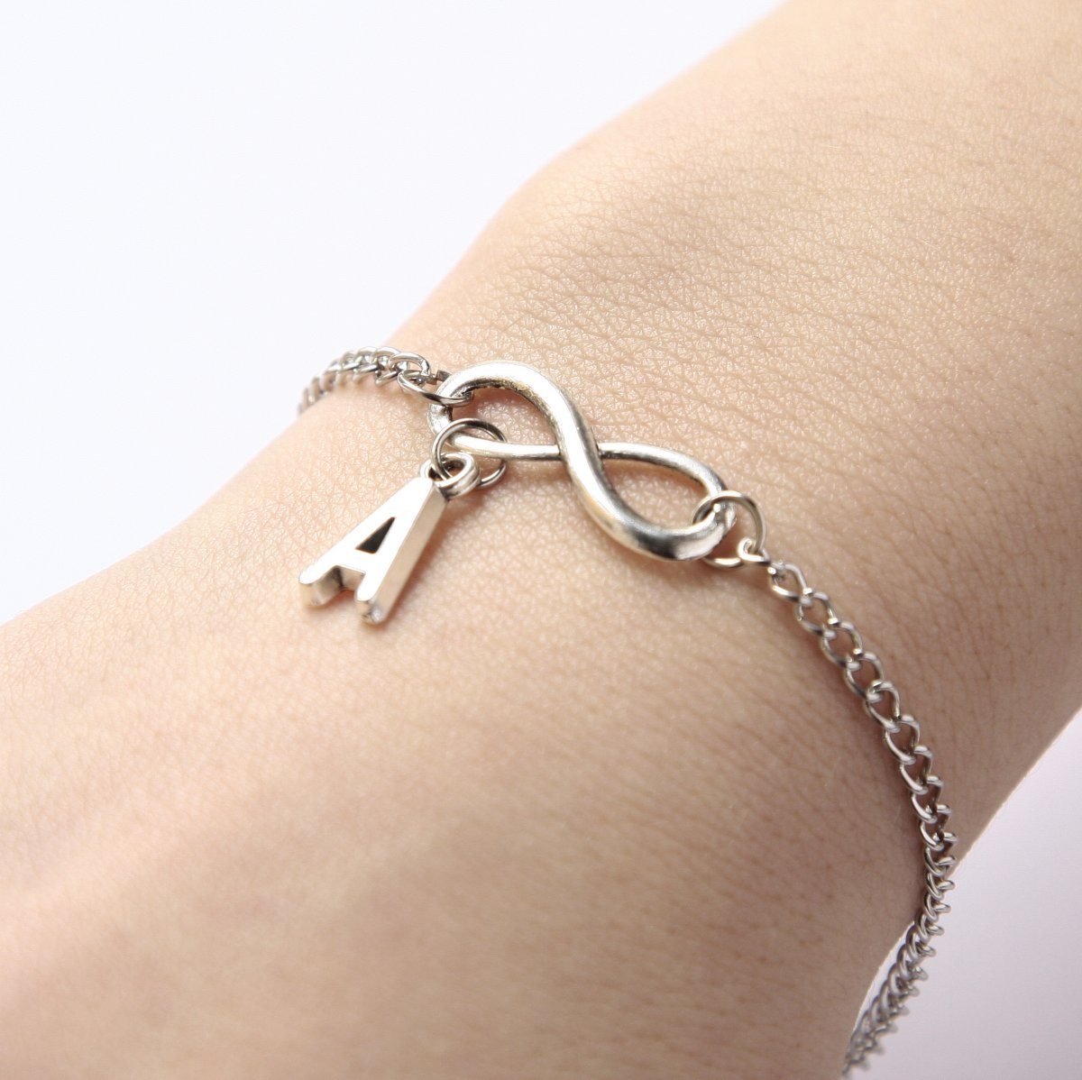 Náramek nekonečno s písmenkem (dle Vašeho výběru)