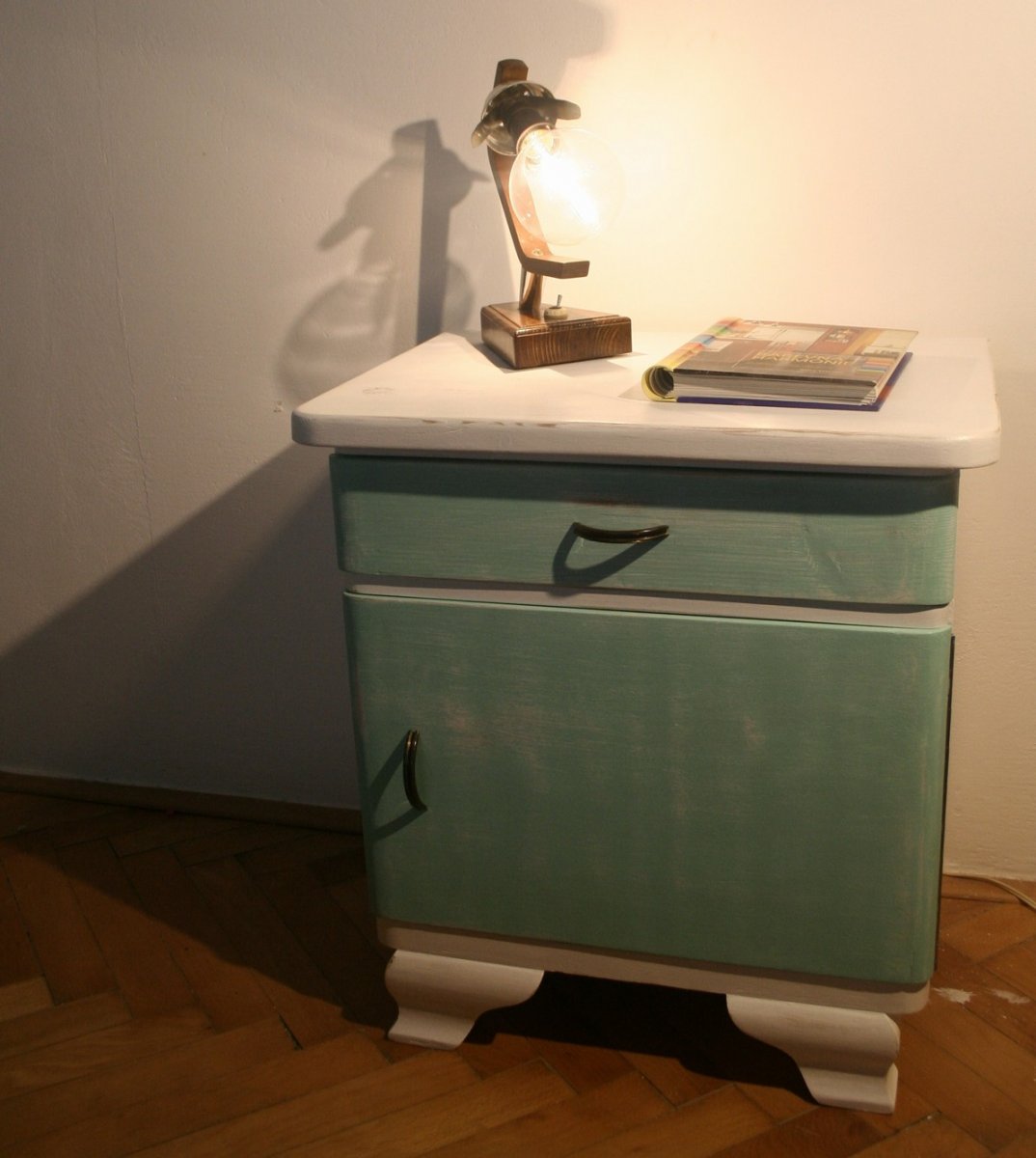 NOČNÍ STOLEK S PATINOU