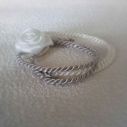 Obojek s bílou růží