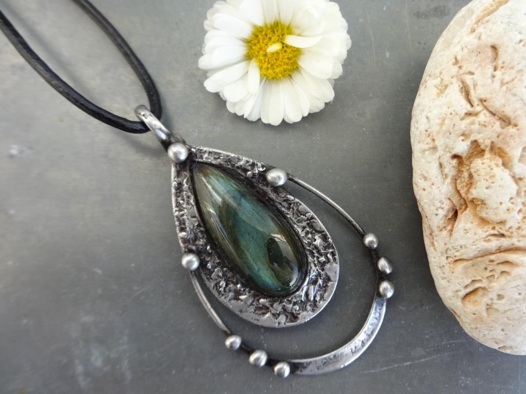 Kapka skápla mi po koleně do dlaní