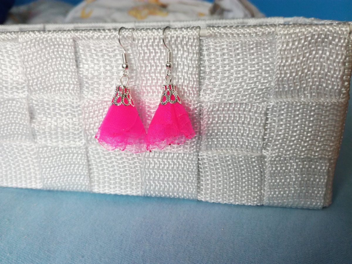 Neonově růžové náušnice z organzy