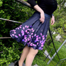 Půlkolová sukně s digitálním potiskem růžových lístečků