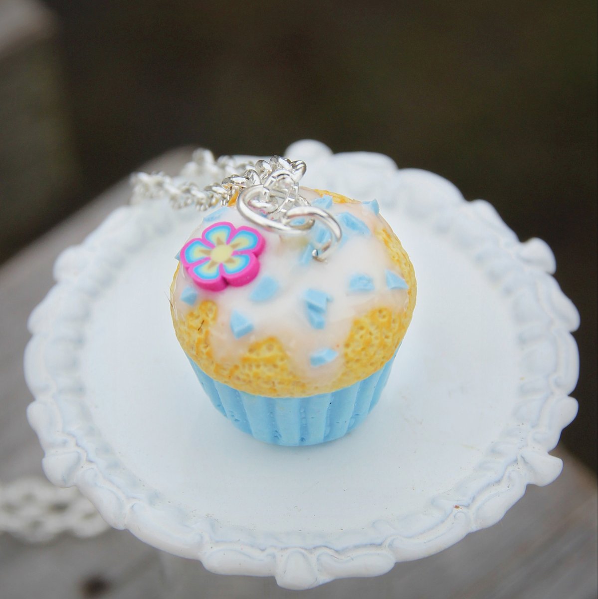 Modrý fimo muffin s kytičkou