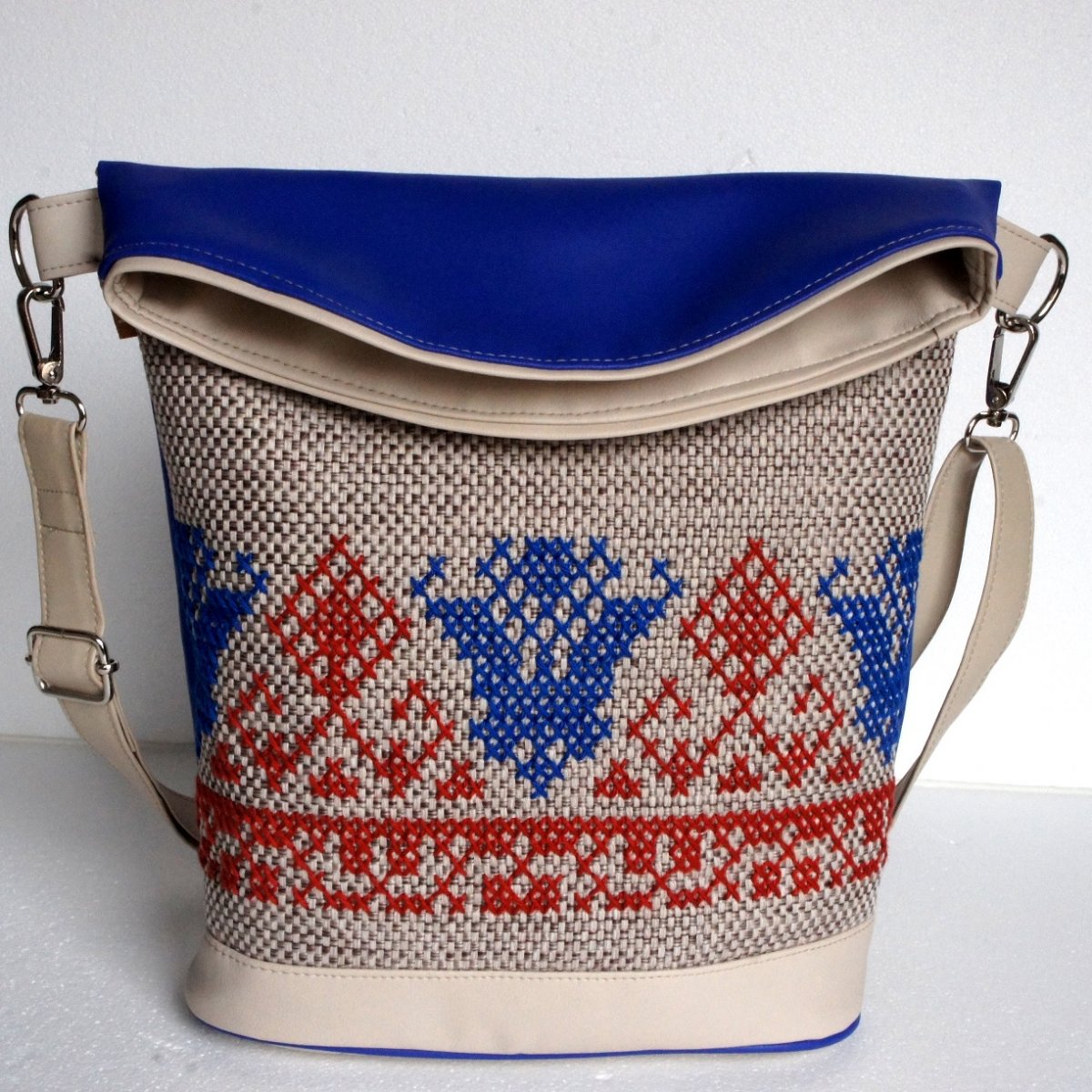 Vyšívaná kabelka "Modrá a škorica"