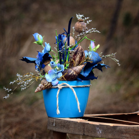 modré aranžmá s modrými listy...