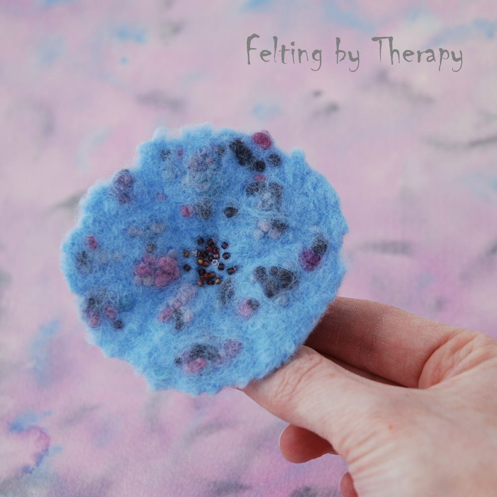 Modrý kvítek s barevnými bublinkami