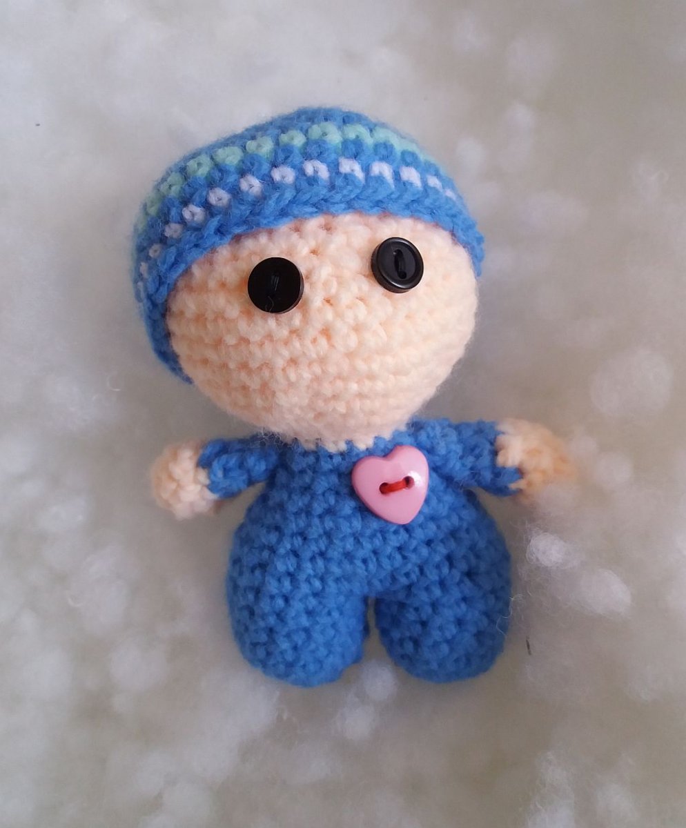 Háčkovaný 'človíček' Modrásek