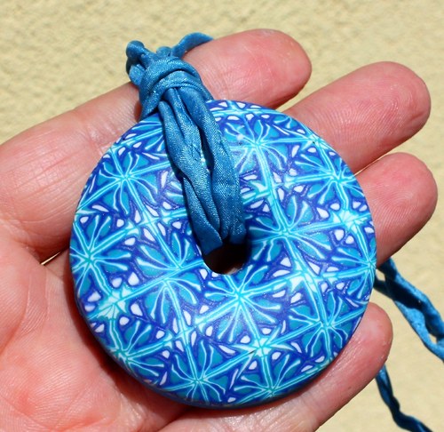 modrý vzorovaný donut