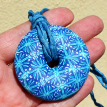 modrý vzorovaný donut