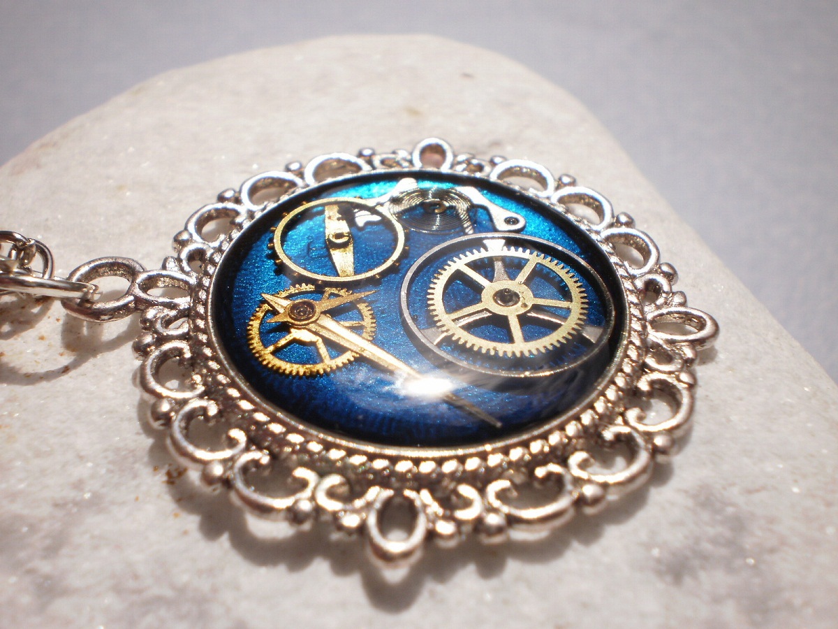 Modrý steampunkový náhrdelník