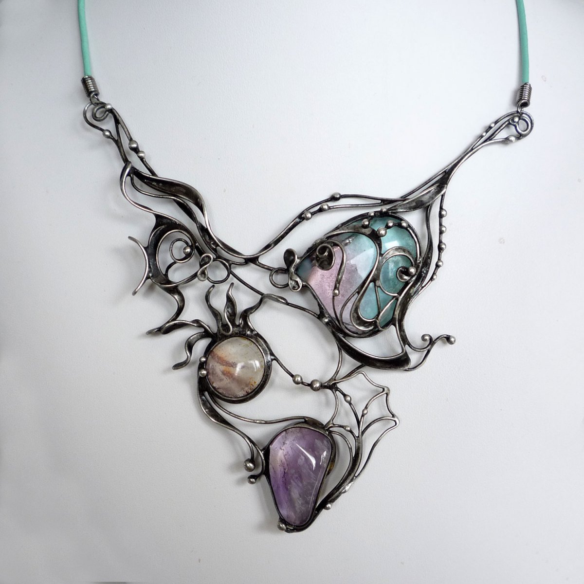 Pod hladinou - ametyst, luxusní sklo