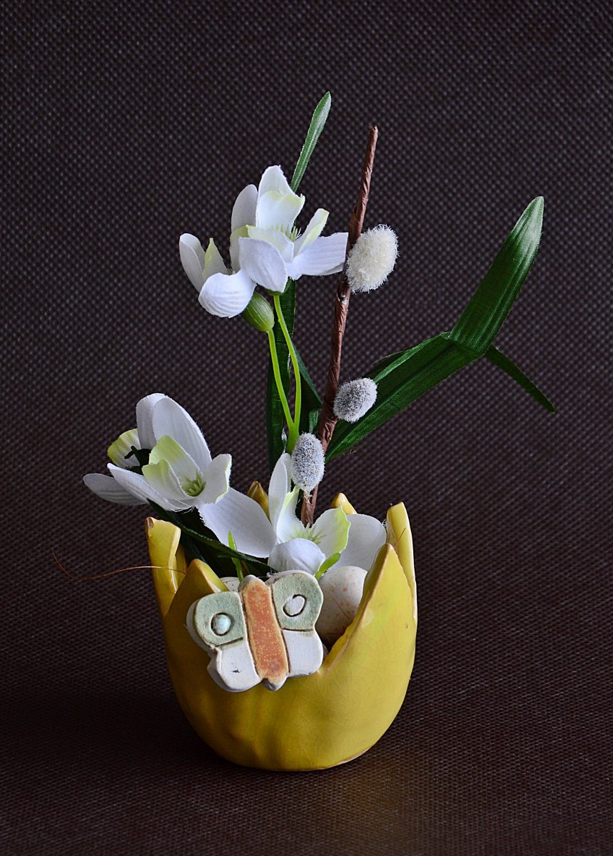 sněženky v keramické skořápce s motýlkem