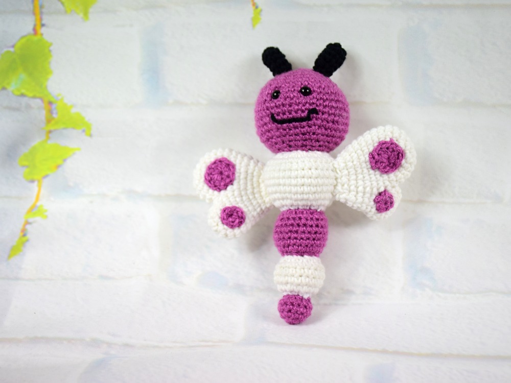 Fialovobílý motýl