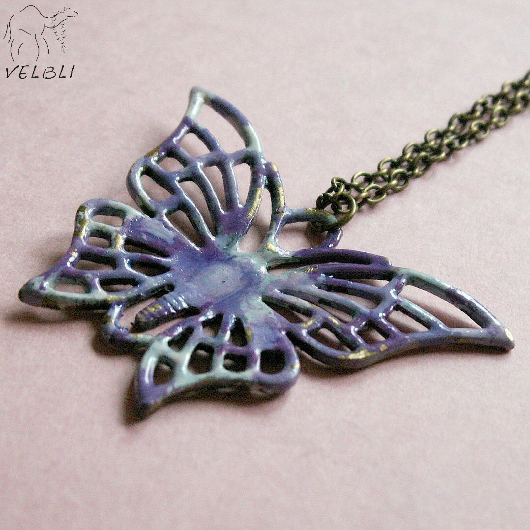 Motýl zamaskovaný do fialova