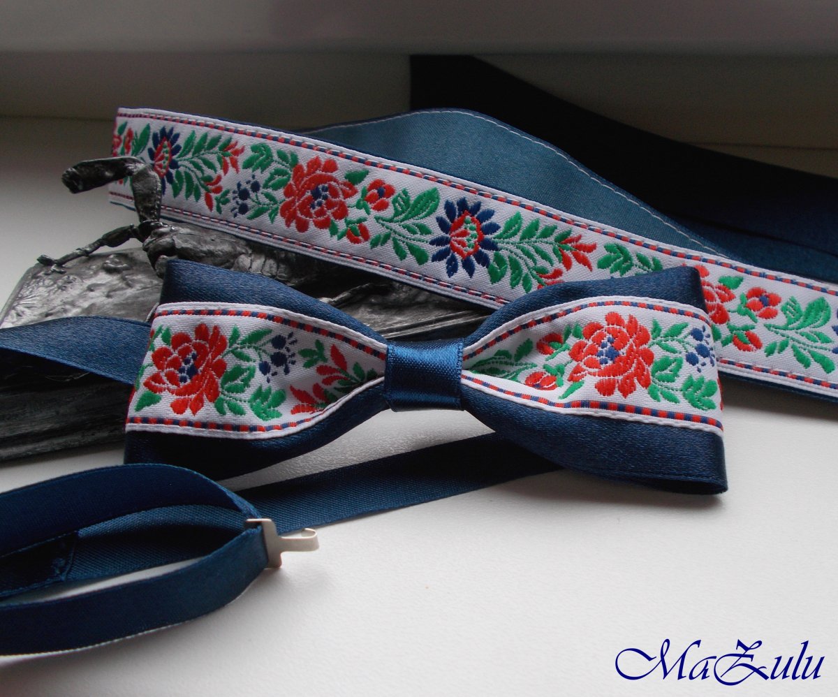 folklorní opasek a motýlek