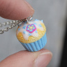 Modrý fimo muffin s kytičkou