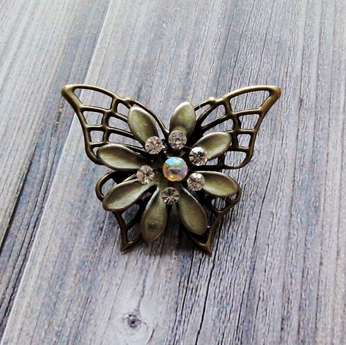 Motýlí světle žlutá brož