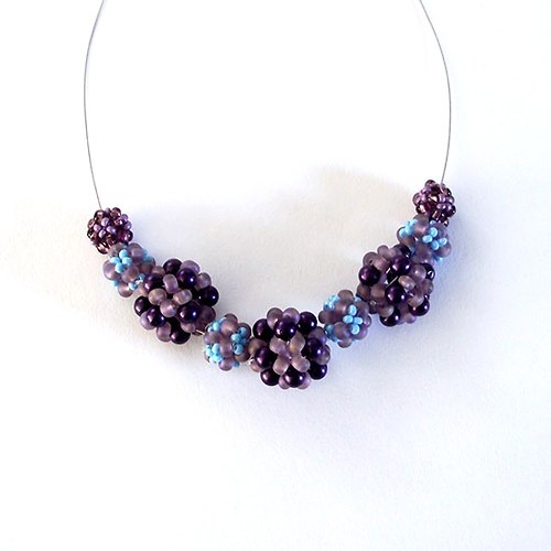 Fialové a světle modré korálky na lanku