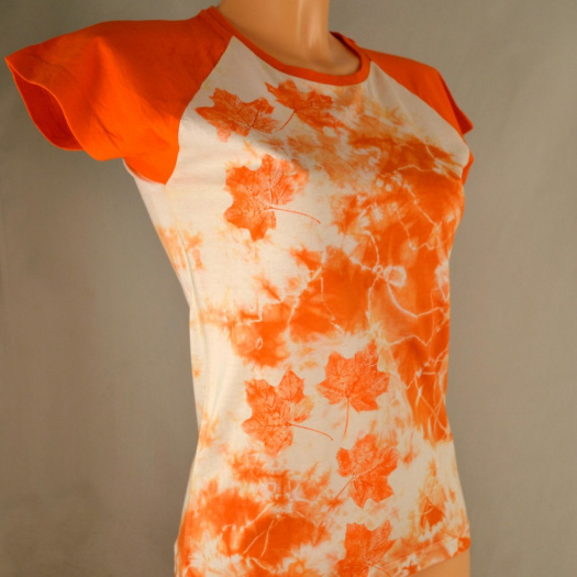 Oranžovo-bílé batikované dámské triko s listy M