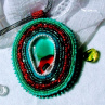 Zeleno červená zářivá brož i náhrdelník kapka