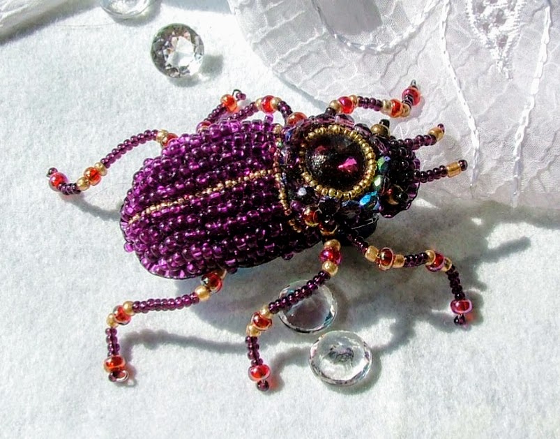 Fialový brouk brož