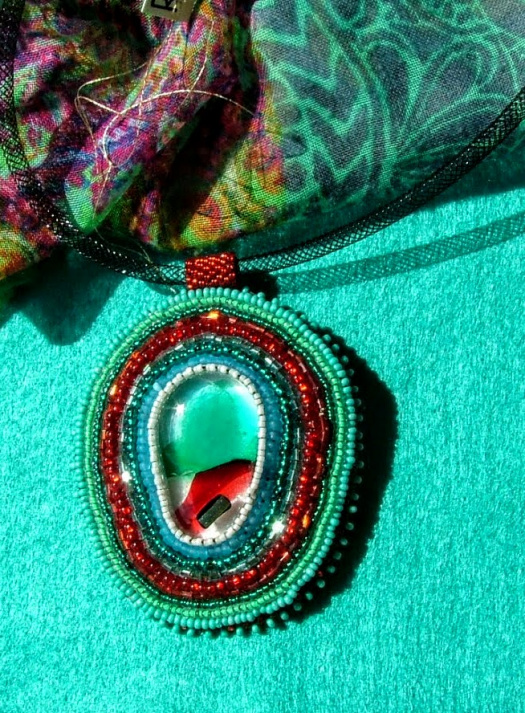 Zeleno červená zářivá brož i náhrdelník kapka
