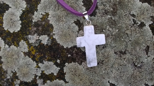 náhrdelník: kříž - magnezit