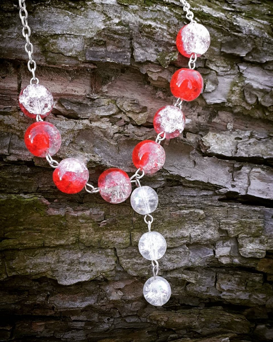 červený náhrdelník