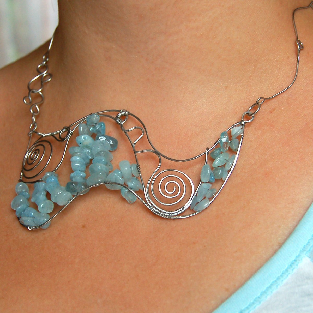 Náhrdelník vlnobití s akvamarínem celonerezový
