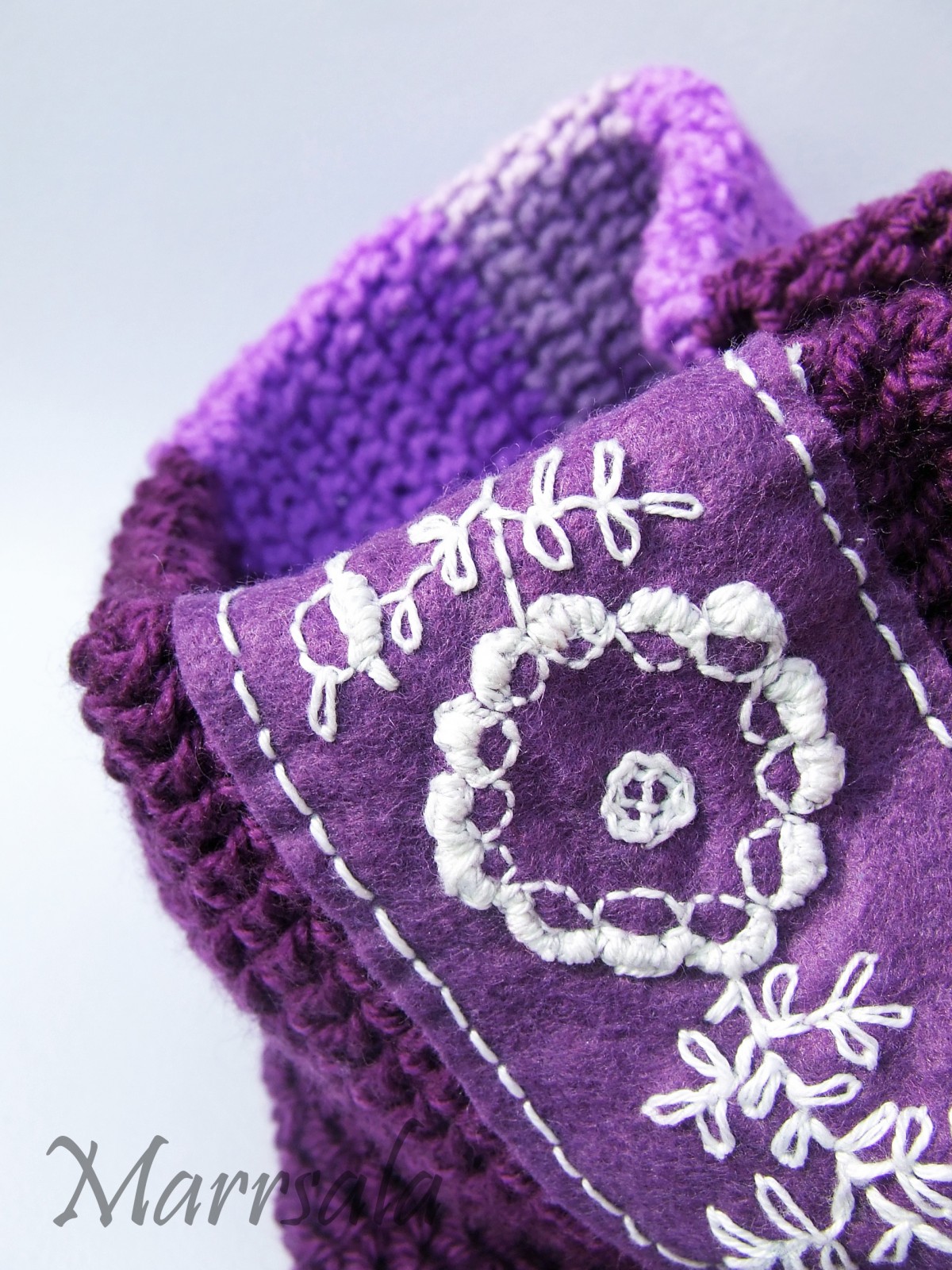 Fialová výšivka