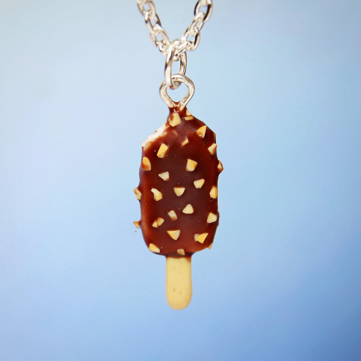 Nanuk s čokoládou a oříšky (nakousnutý)