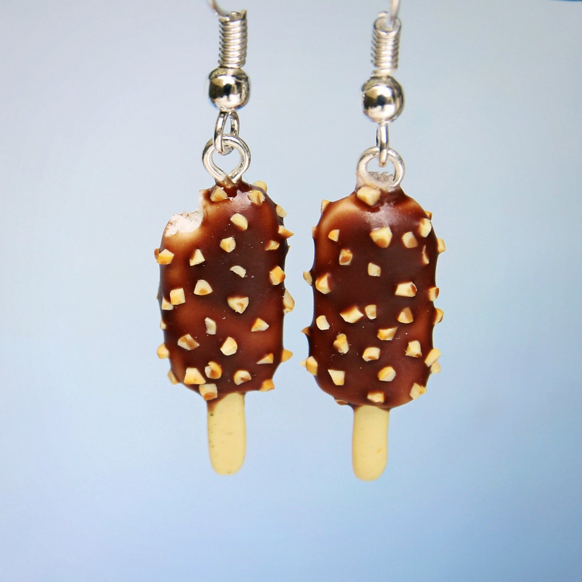 Nanuky s čokoládou a oříšky (jeden nakousnutý)