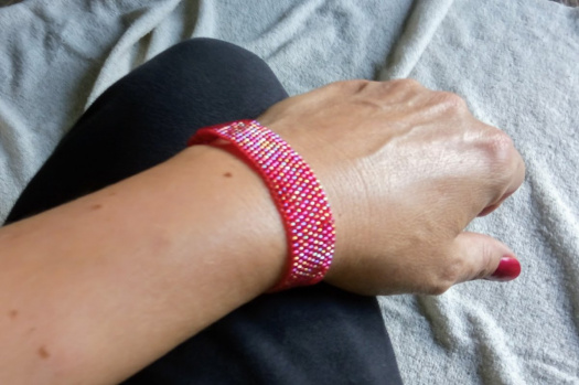 Poklad na ruku - růžovo-zlatý lesklý se zapínáním v barvě zlata