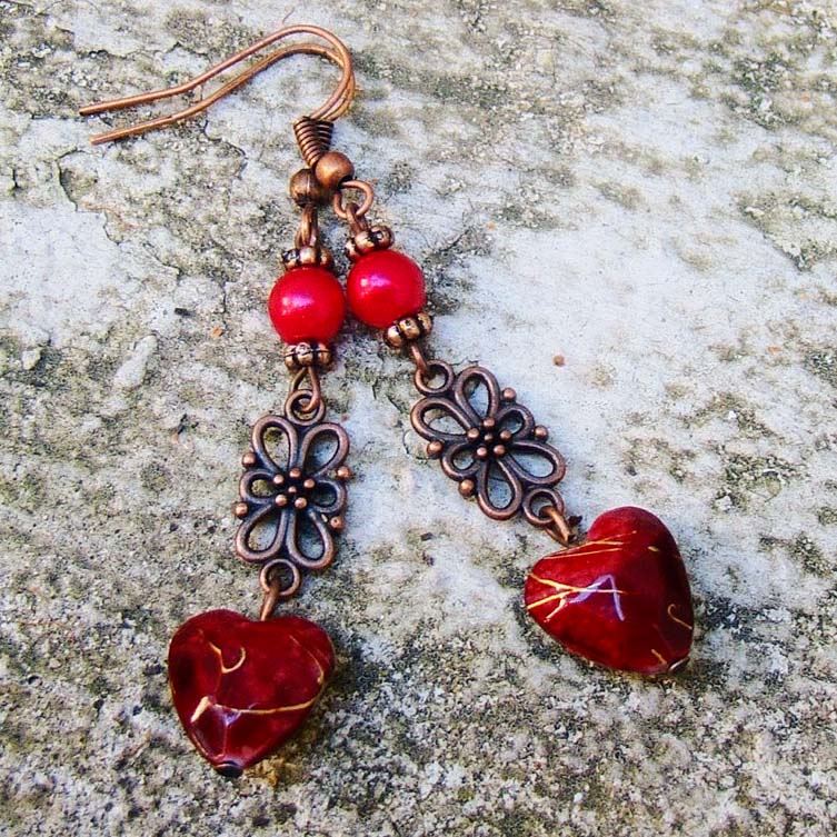 náušnice s rubínovými srdíčky a filigránem