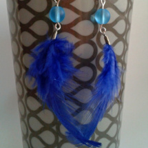 Peříčkové náušnice s korálkem - modrá
