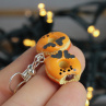 Halloweenské donuty, jeden nakousnutý
