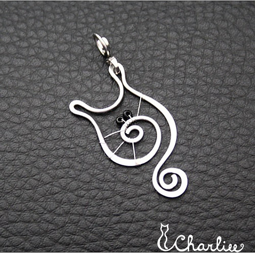 KOČKA ČERNOOČKA - tepaný přívěsek- hypoalergenní chirurgická ocel