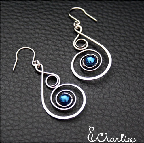 Náušnice - KAPKY MODRÝ HEMATIT- tepané- chirurgická ocel