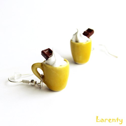 Hrnek kávy se šlehačkou