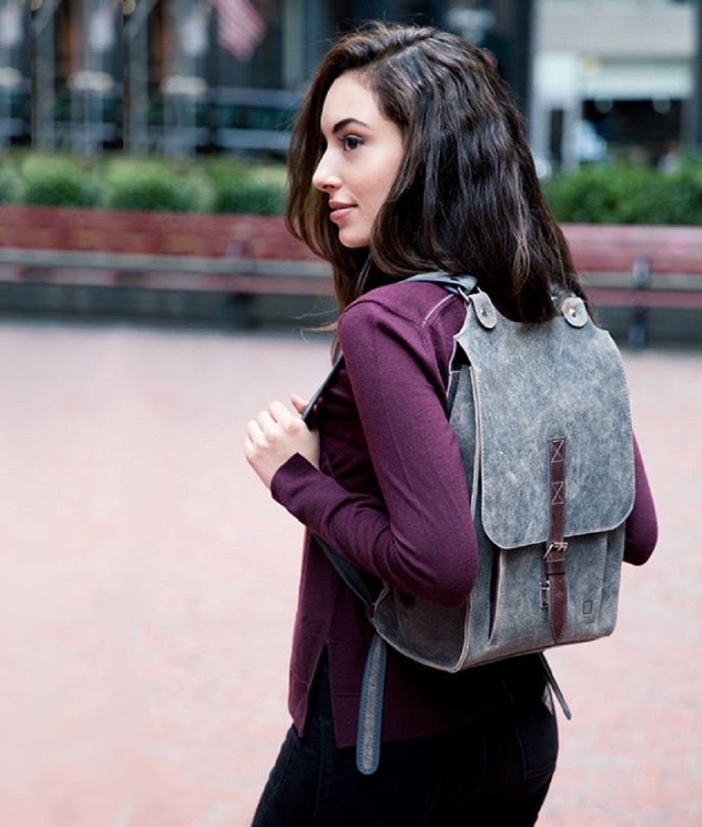 Kožený batoh šedý s hnědým řemínkem