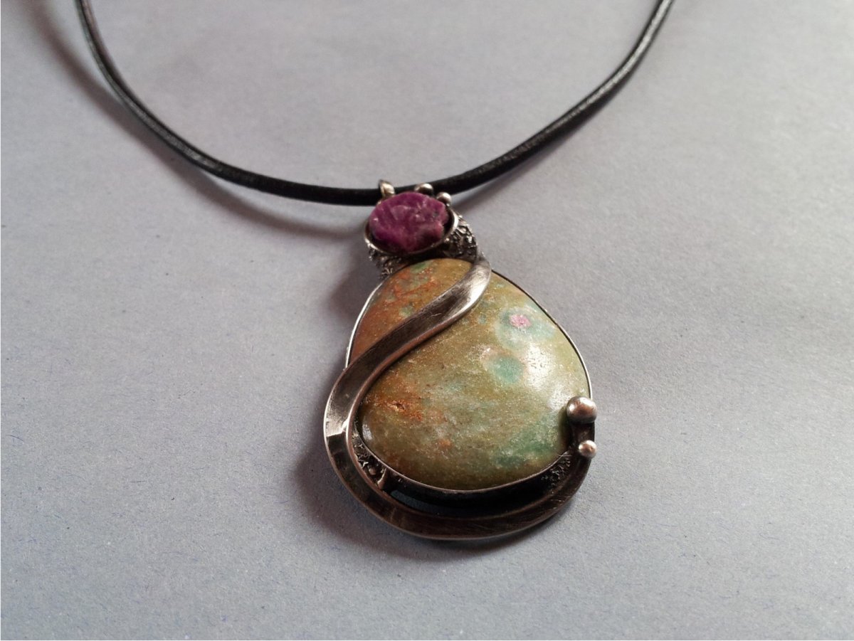 Zavinuté rubíny - náhrdelník