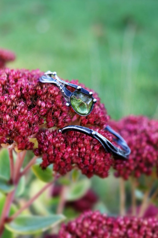 Světlo odvahy - cínovaný náramek s olivínem