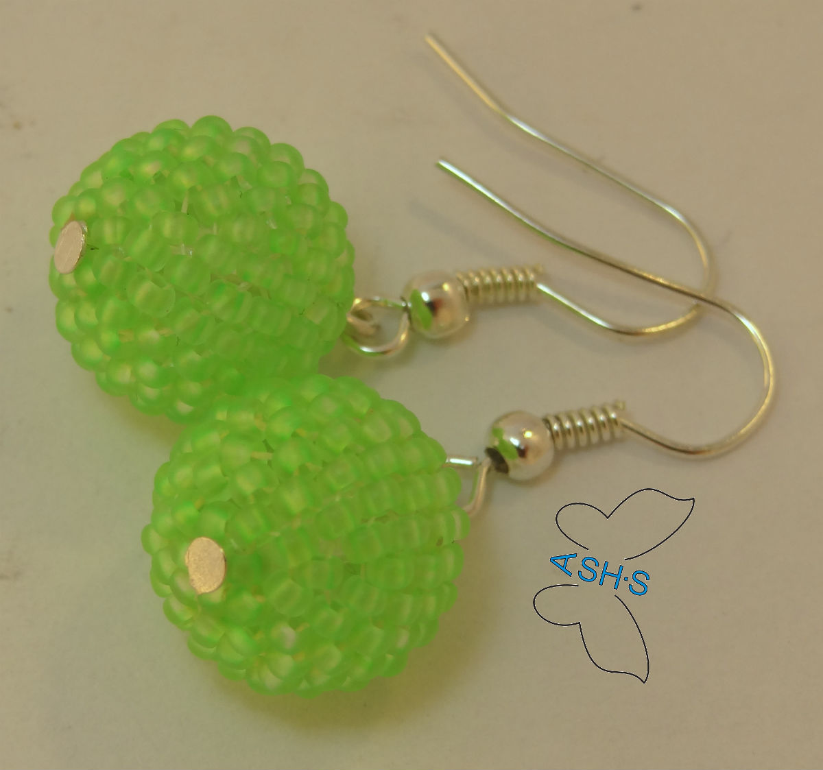 Zelené neonové kuličky