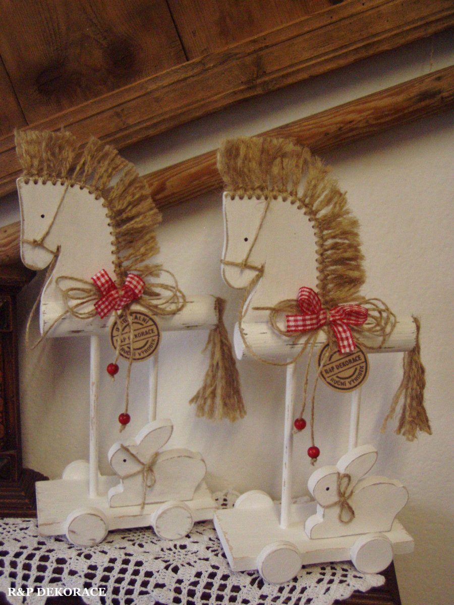 Koník bílý se zajíčkem