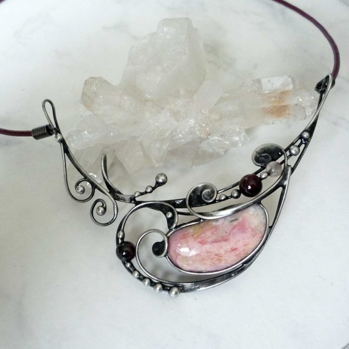 Náhrdelník s opálem a granáty