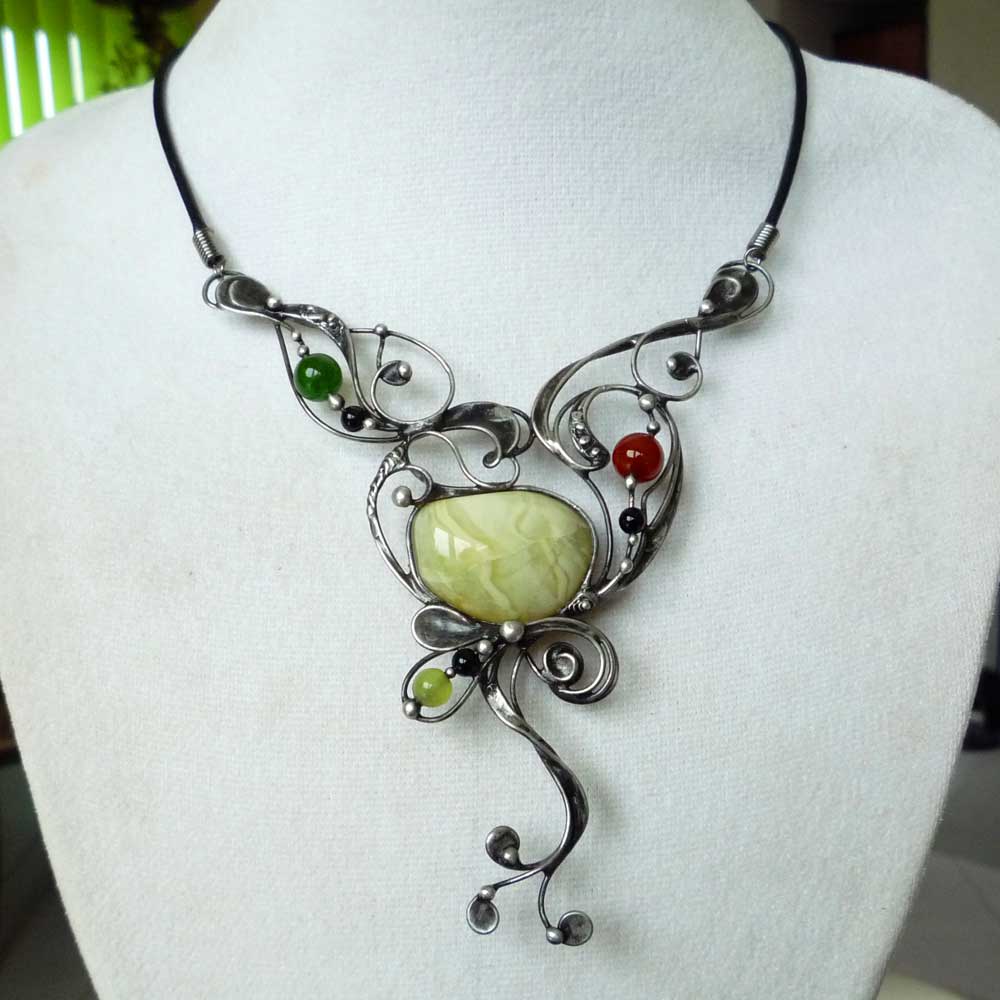 Opál v obležení - náhrdelník