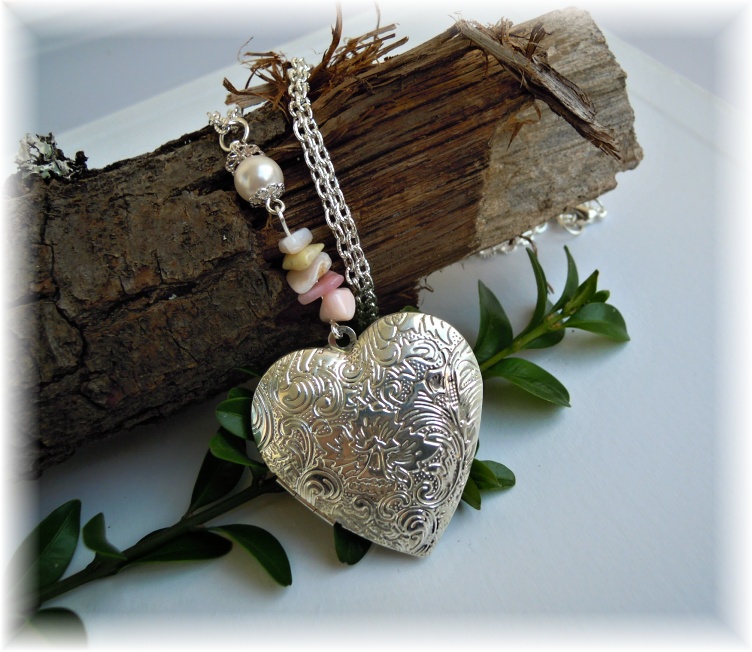 Medailonek s opálem