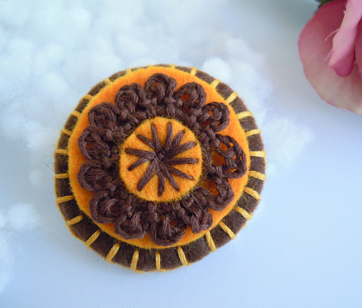 Brož oranžovočokoládová